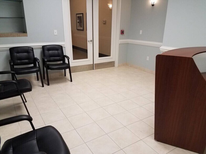 More Photos Of 2315 W Arbors Dr, Charlotte Medical For Lease