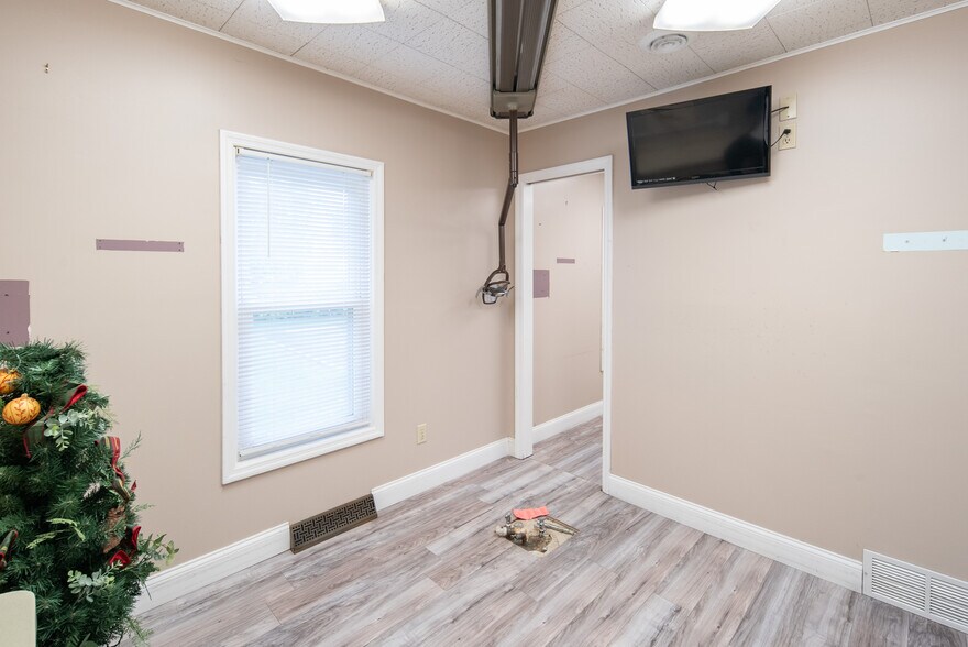 More Photos Of 1221 Altamont Ave, Schenectady Office For Sale