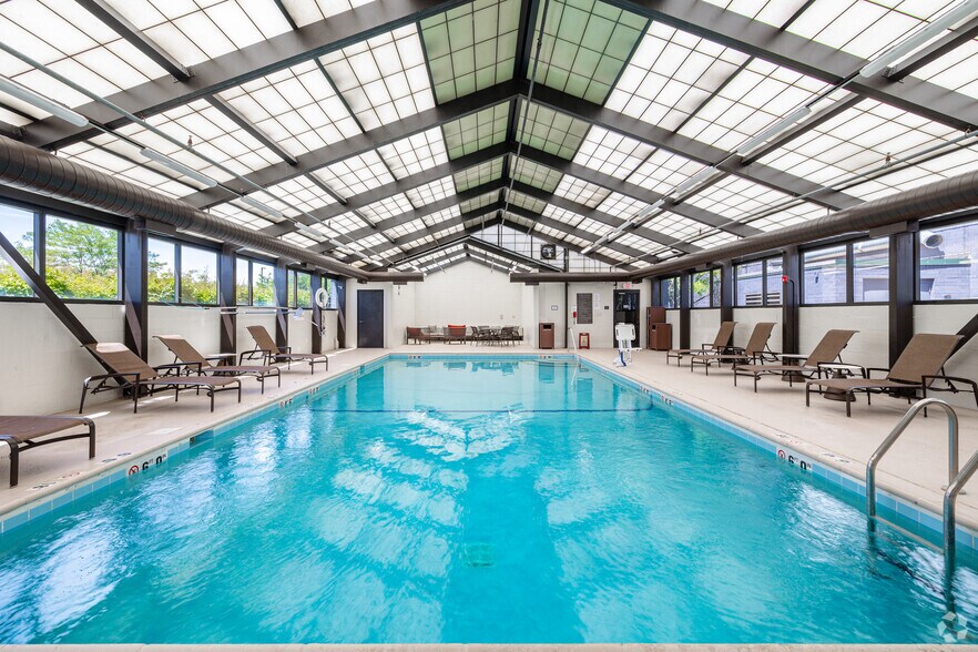 More Photos Of 1851 McConnor Pky, Schaumburg Hotel For Sale