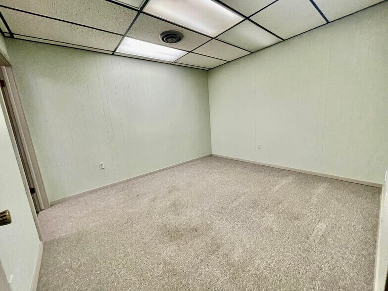 More Photos Of 317 W Cherokee Ave, Enid Flex For Lease