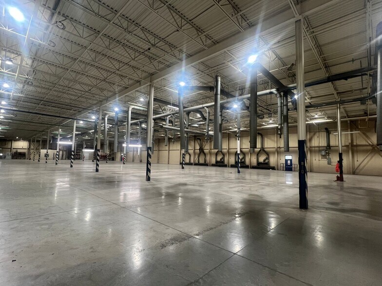 More Photos Of 20 Regina Rd, Vaughan Manufacturing For Lease