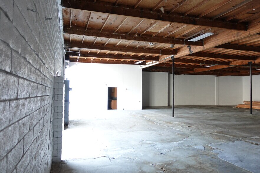 More Photos Of 18334 Eddy St, Northridge Warehouse For Sale