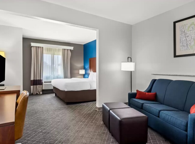 More Photos Of 200 Centennial Blvd, Lindale Hotel For Sale