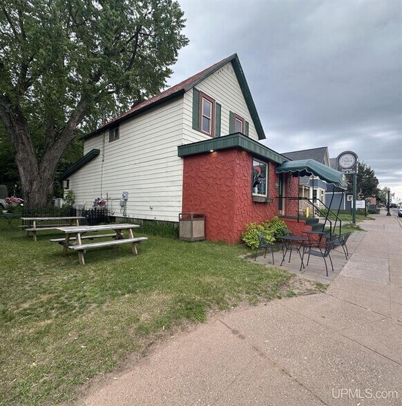 More Photos Of 824 N 3rd St, Marquette Specialty For Sale