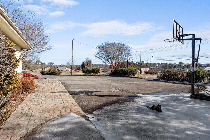 More Photos Of 6540 Brevard Rd, Etowah Office For Sale