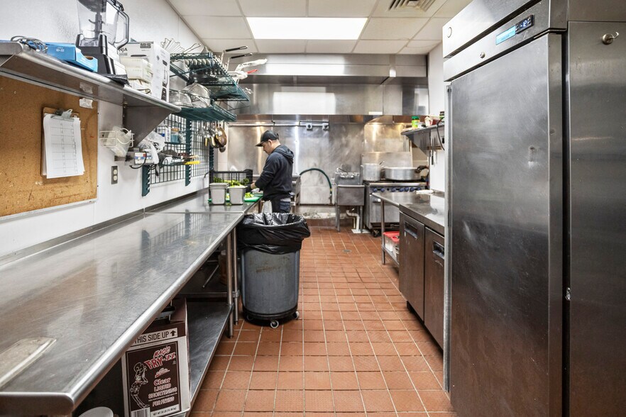 More Photos Of 762 Veterans Pky, Hinesville Restaurant For Sale