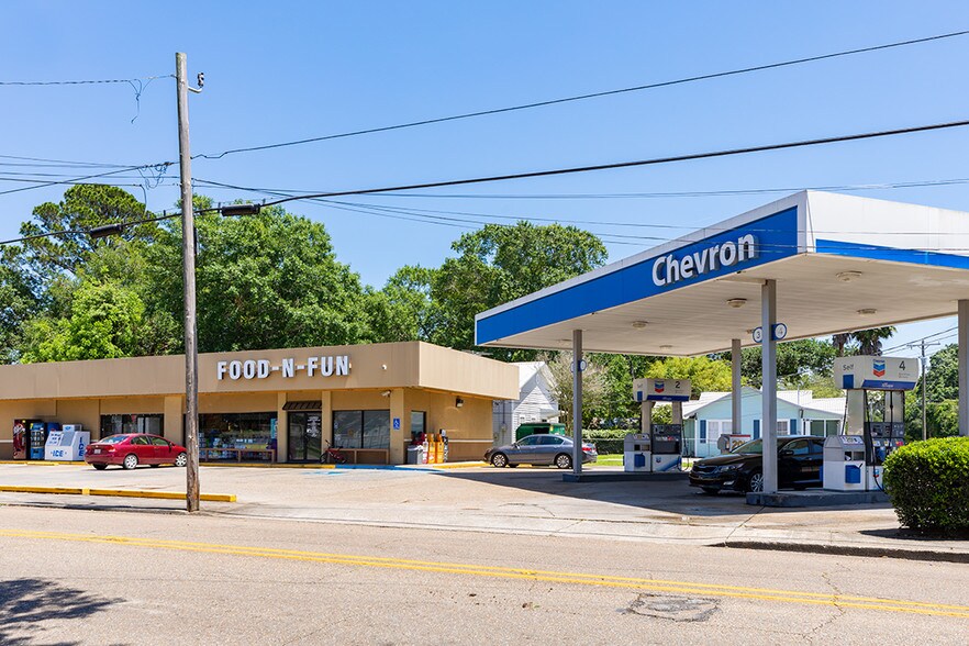 Primary Photo Of 100 Marie St, New Iberia Service Station For Sale
