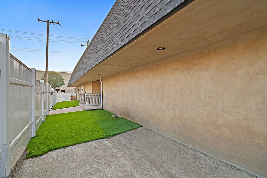 More Photos Of 23201 Orange Ave, Lake Forest Office For Sale
