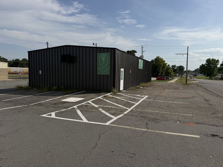 More Photos Of 219 S 2nd St, Cabot Auto Repair For Lease