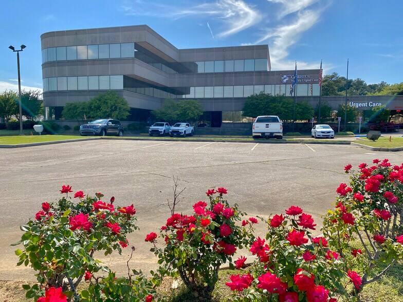 Primary Photo Of 9300 Mansfield Rd, Shreveport Medical For Lease