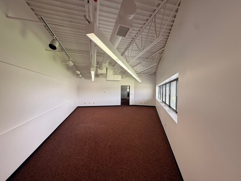 More Photos Of 7522-7528 E Pendleton Pike, Indianapolis Light Distribution For Sale