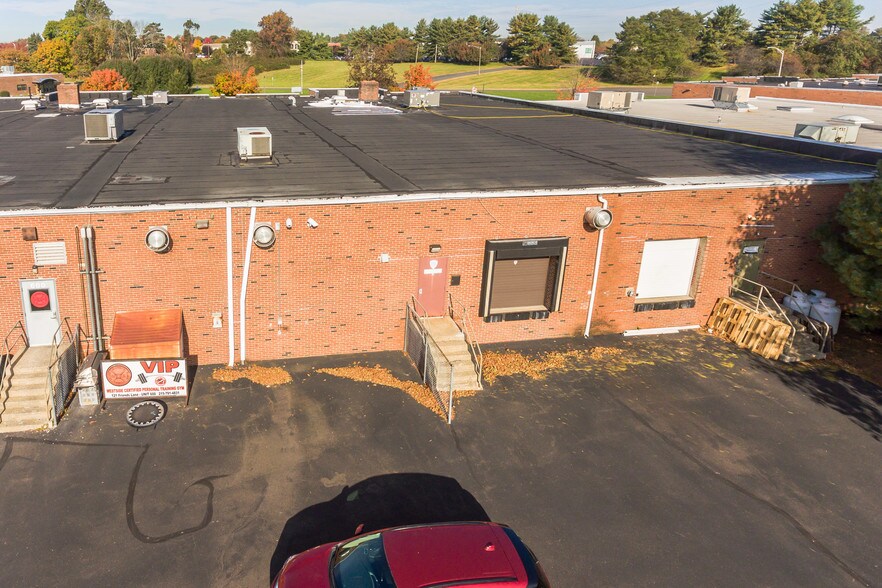 More Photos Of 121 Friends Ln, Newtown Showroom For Lease