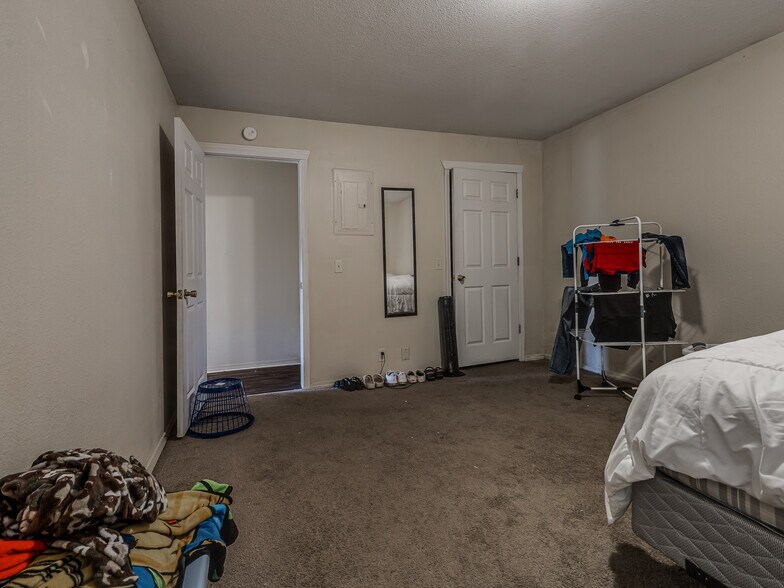 More Photos Of 940 N Ross Ave, Dewey Multifamily For Sale