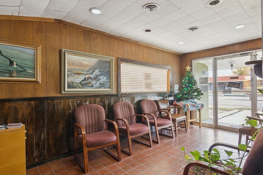 More Photos Of 510 College Ave, South Houston Office For Sale