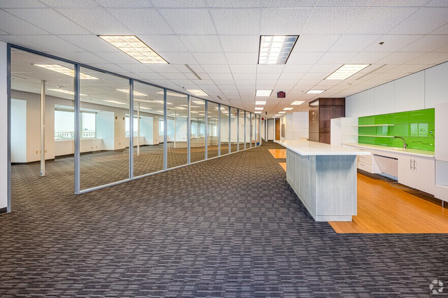 More Photos Of 365 Canal St, New Orleans Office For Lease