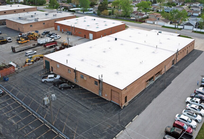 More Photos Of 320 S La Londe Ave, Addison Warehouse For Lease