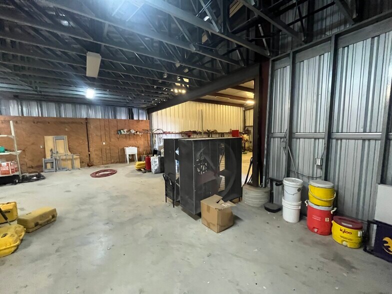 More Photos Of 800 County Road 257, Liberty Hill Warehouse For Lease