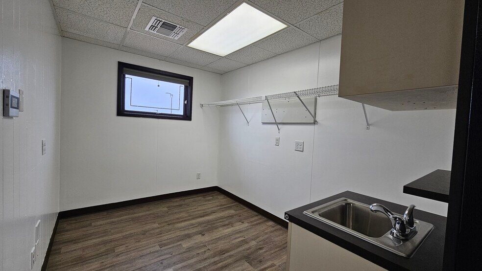 More Photos Of 700 S Main St, Grove Medical For Sale