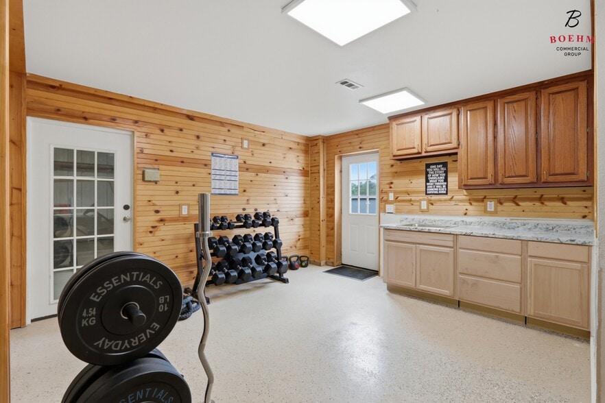 More Photos Of 185 Mitchell Dr, Spring Branch Warehouse For Sale
