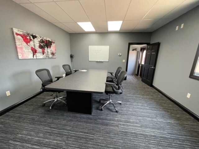 More Photos Of 170 W Circle Dr, Saint Charles Manufacturing For Lease