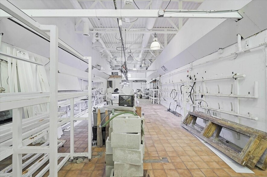 More Photos Of 2160 Gulf Gate Dr, Sarasota Storefront For Sale