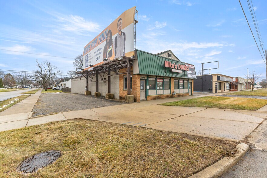 More Photos Of 26905 Plymouth Rd, Redford Township Freestanding For Lease