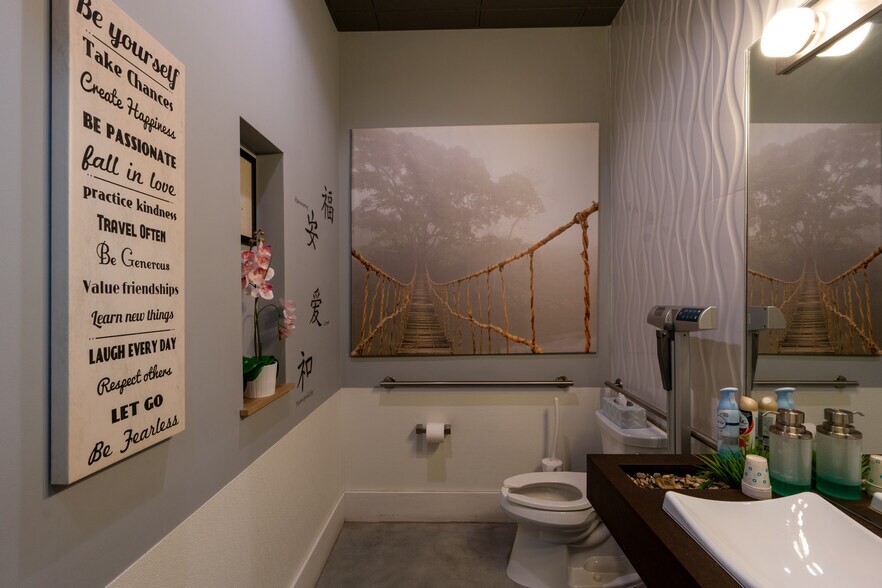 More Photos Of 3158 24th Ave N, Saint Petersburg Showroom For Sale