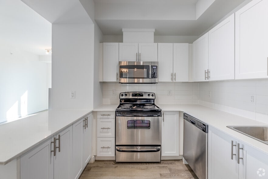 More Photos Of 100 Bond St E, Oshawa Apartments For Lease