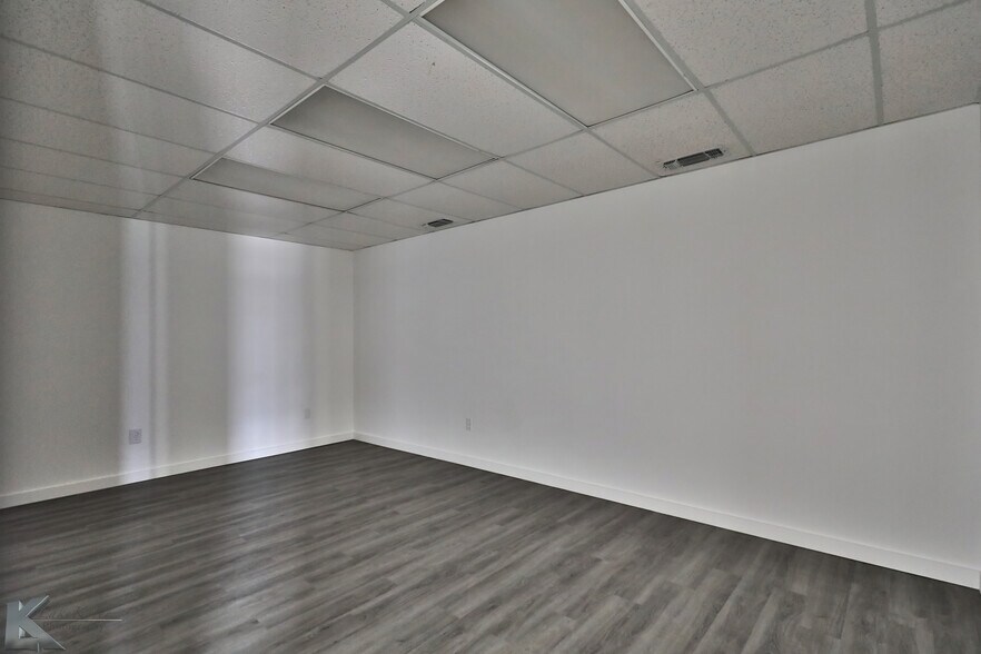 More Photos Of 411 E South 11th St, Abilene Warehouse For Lease