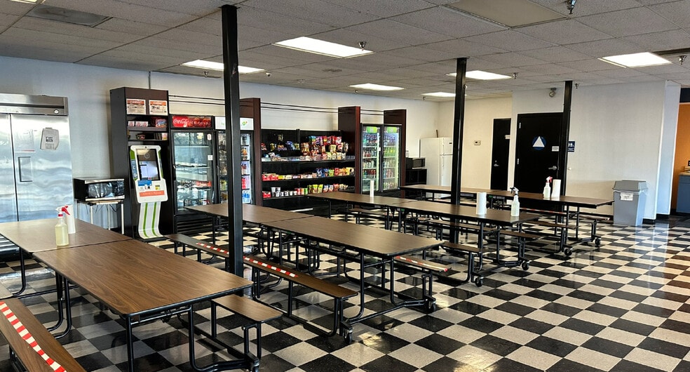 More Photos Of 2842 N Business Park Ave, Fresno Manufacturing For Lease