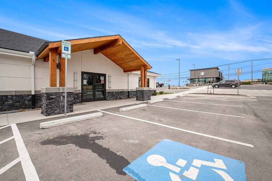 More Photos Of 9361-9369 W 75th St, Overland Park Office For Lease