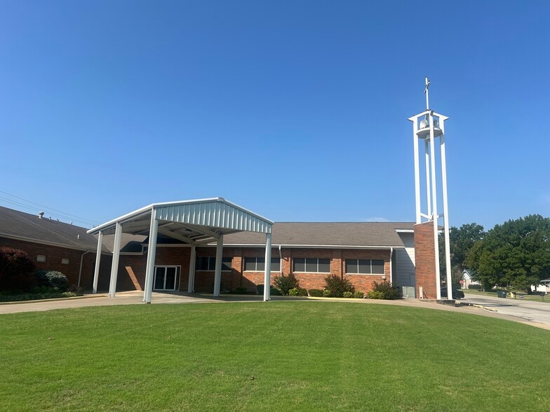 Primary Photo Of 1209 W Oak St, Collinsville Religious Facility For Sale