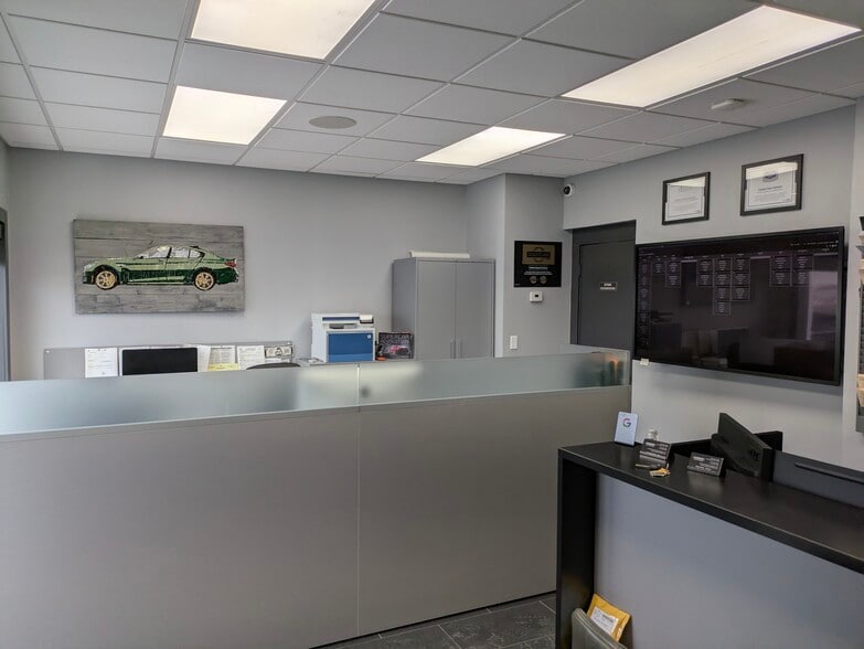 More Photos Of 5 Rollhaus Pl, Port Chester Auto Repair For Sale