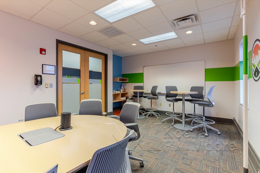 More Photos Of 17 Market Sq, Knoxville Storefront Retail Office For Sale