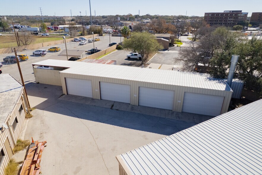 More Photos Of 9600 N I-35, San Antonio Showroom For Lease