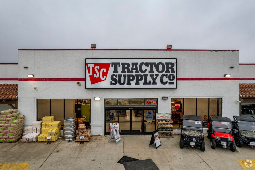 More Photos Of 540 10th St, Floresville Storefront For Lease