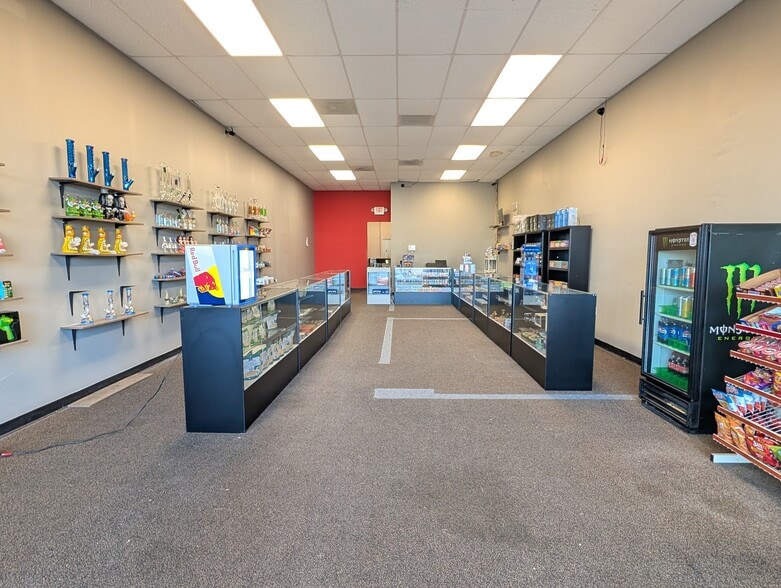 More Photos Of 9322 N Oak Trfy, Kansas City General Retail For Lease