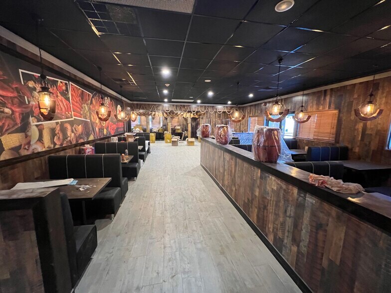 More Photos Of 628 Arena Dr, Hamilton Restaurant For Sale