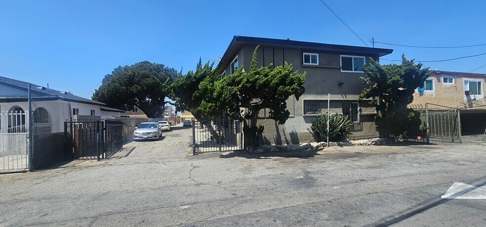 More Photos Of 1115 W 111th St, Los Angeles Apartments For Sale
