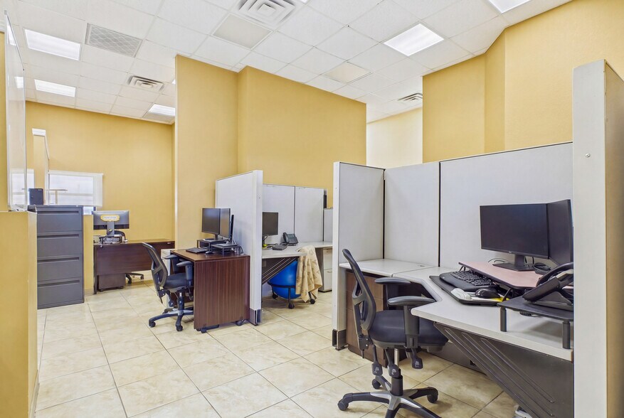 More Photos Of 1010 NE 9th St, Cape Coral Office For Sale