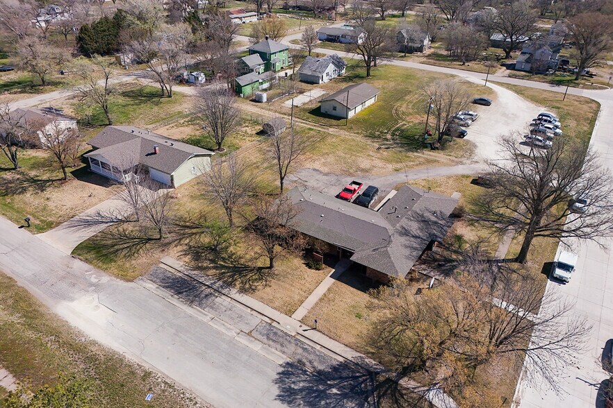 More Photos Of 504 N Poplar St, Peabody Medical For Sale