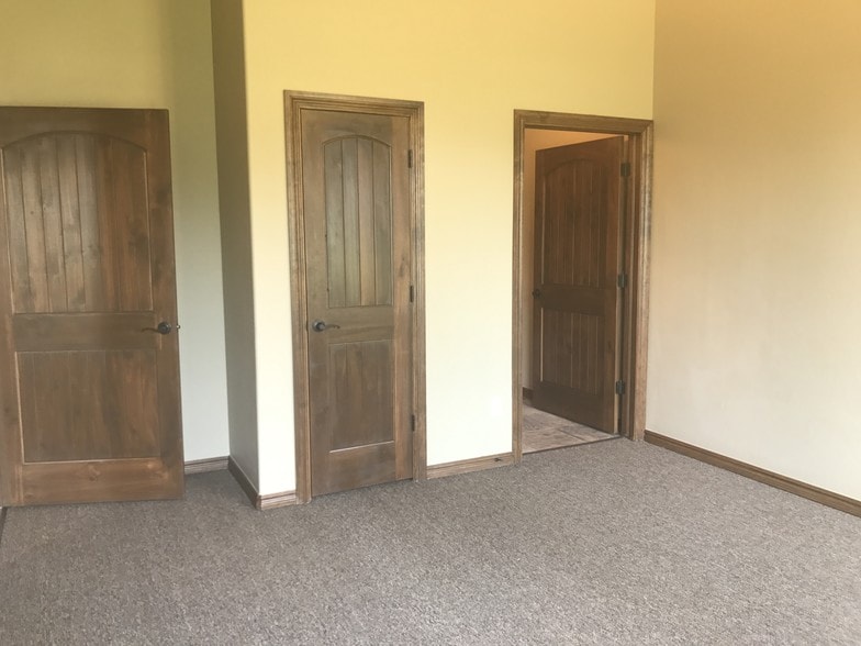 More Photos Of 17236 N May Ave, Edmond Office For Sale