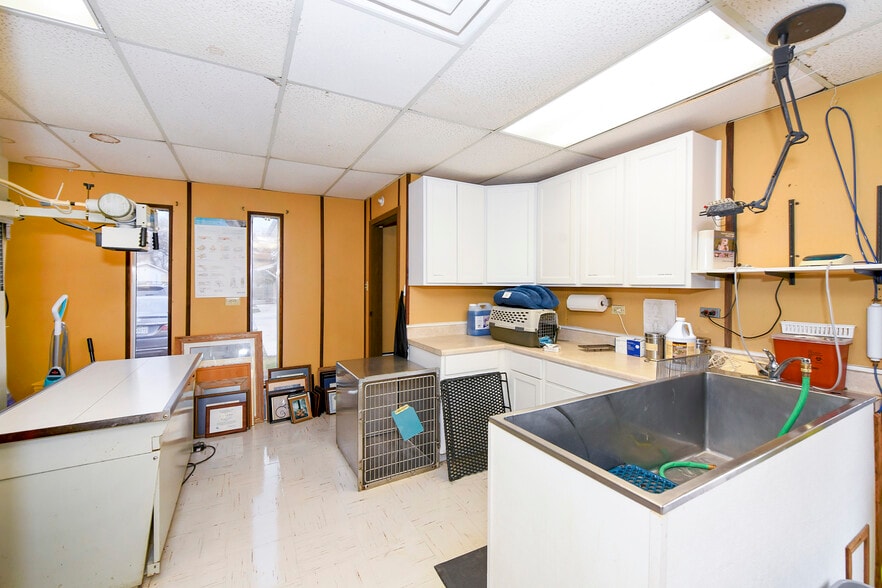 More Photos Of 13039 Nacogdoches Rd, San Antonio Veterinarian Kennel For Sale