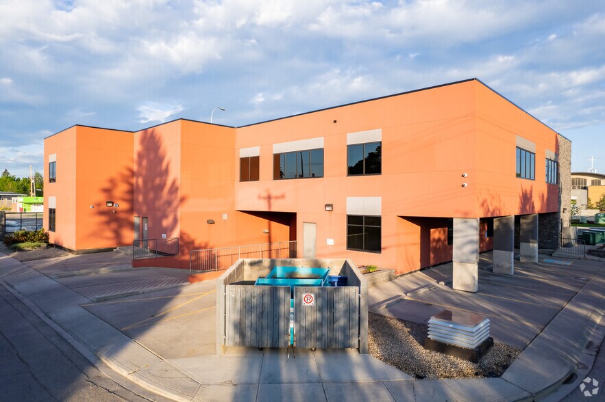 More Photos Of 636 45 St SW, Calgary Office For Sale