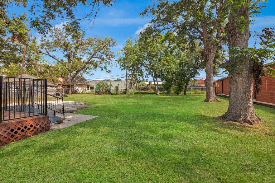 More Photos Of 3743 Erie St, Houston Freestanding For Sale