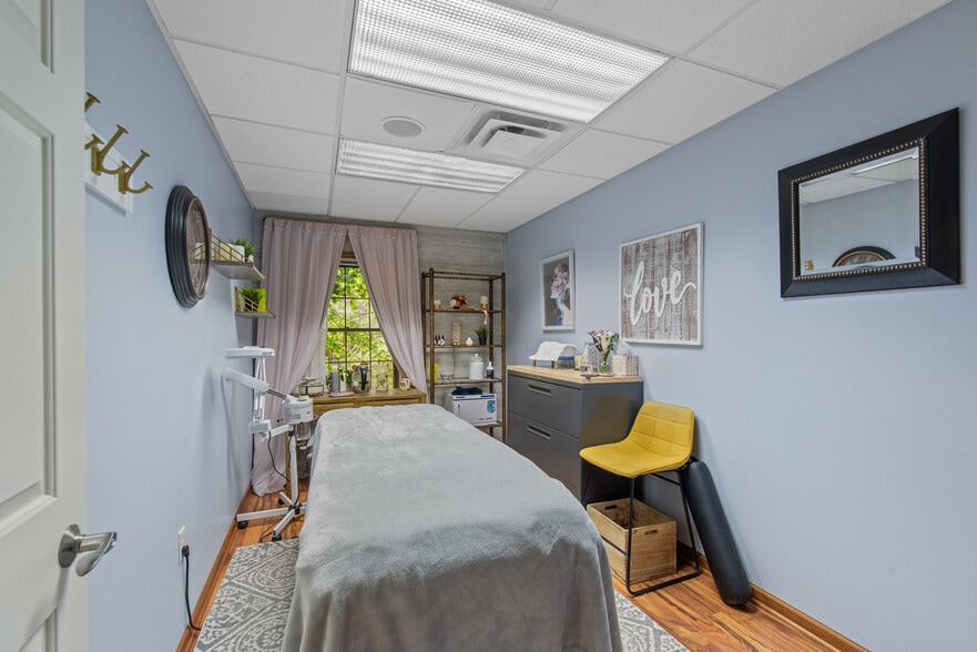 More Photos Of N48W14336 Hampton Rd, Menomonee Falls Office For Sale