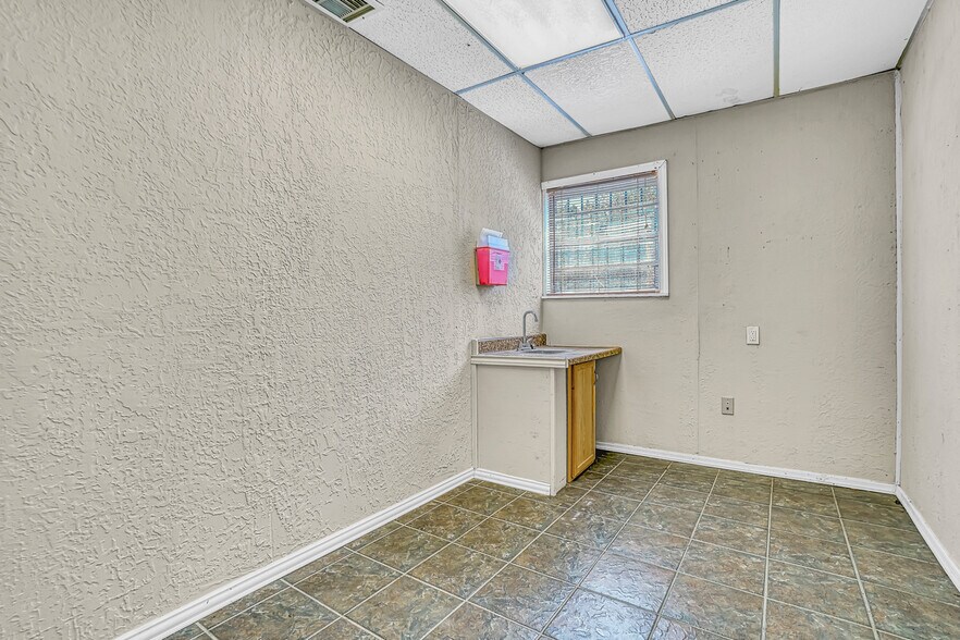 More Photos Of 1222 NW Cache Rd, Lawton Office For Sale