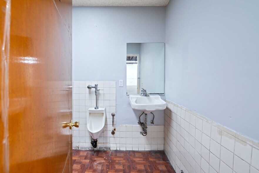 More Photos Of 1421 S Hill St, Los Angeles Warehouse For Lease