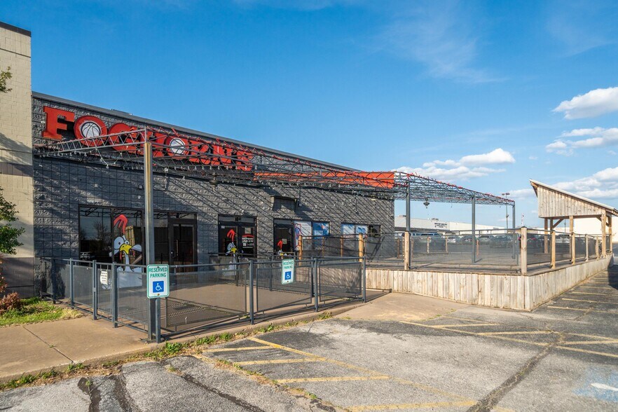 More Photos Of 2221 W Walnut St, Rogers Restaurant For Sale