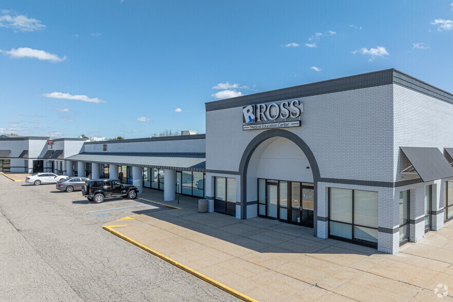 Primary Photo Of 4450-4548 Breton Rd SE, Grand Rapids General Retail For Sale